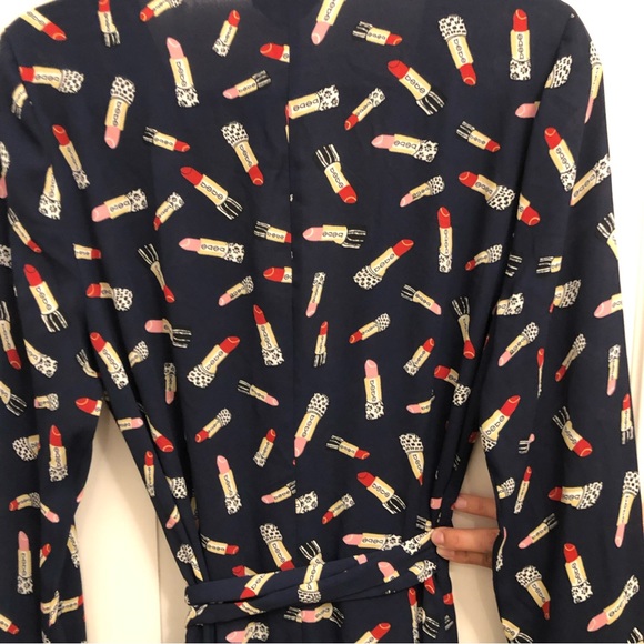 NWT New Bebe Denise Rufffled Navy Blue Wrap Dress Lipstick Print Sz  10 - Picture 15 of 16